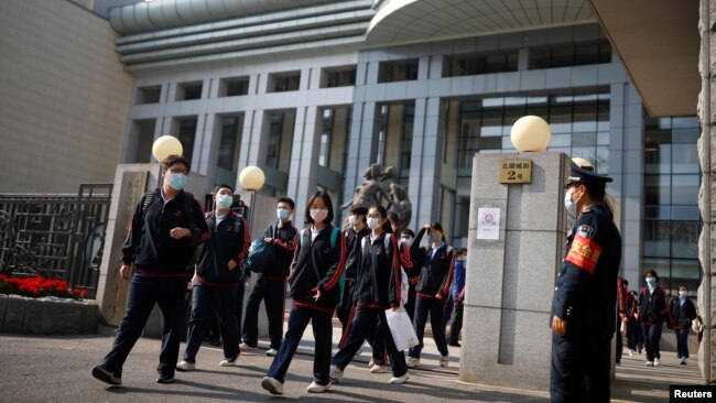 中国北京一所中学的学生回到校园。(2020年4月27日)