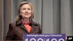 По повод 8-ми март Клинтон покрена иницијатива „Сто жени“