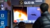 Transeúntes observan imágenes de archivo de un lanzamiento de misiles norcoreano durante un programa de noticias en una estación de trenes de Seúl, Corea del Sur, el martes 25 de enero de 2022.
