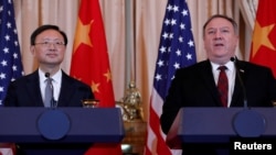 图为美国国务卿蓬佩奥（右）及中国政治局委员杨洁篪。（2018年11月9日）