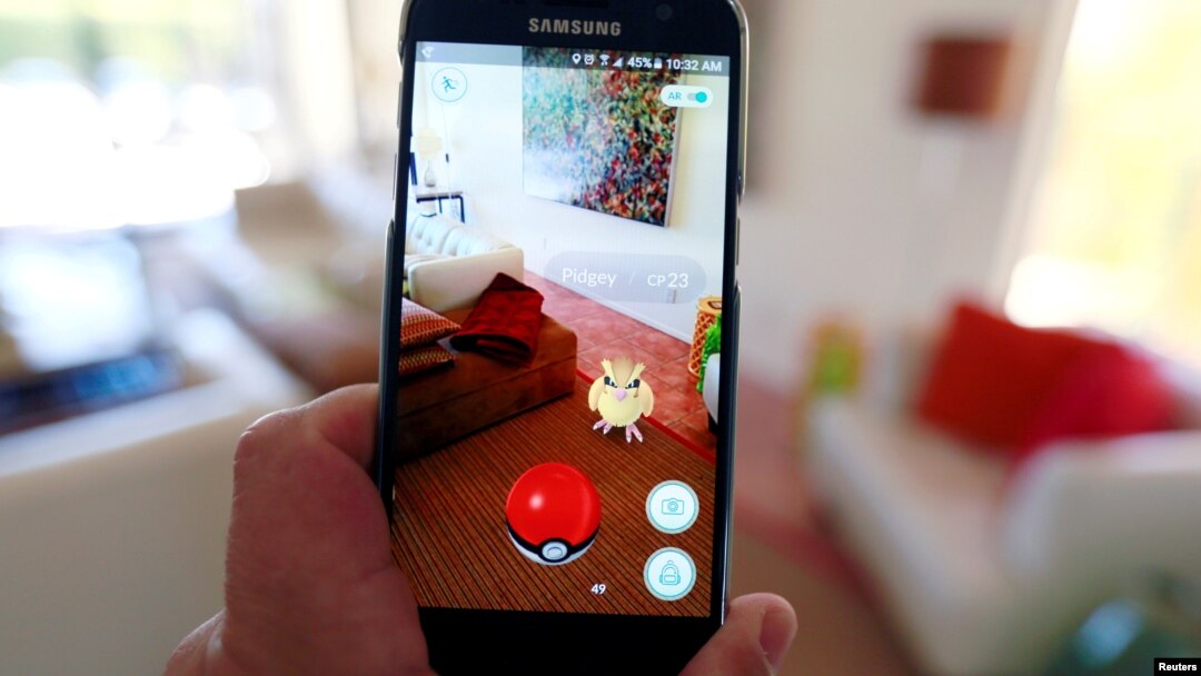 Sebuah ponsel menunjukkan permainan "Pokemon Go" produksi Nintendo, di Palm Springs, California. (Foto: Ilustrasi)