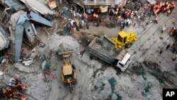 1일 인도 콜카타 시의 고가도로 붕괴 사고 현장에서 굴착기가 사고 잔해를 처리하고 있다. 