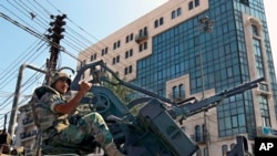 Un soldado libanés hace guardia en la ciudad libanesa de Trípoli, en el norte del país. 