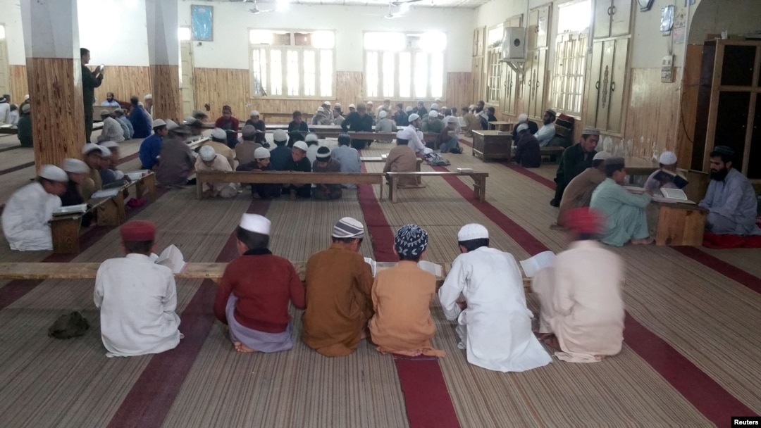 مدرسے میں بچے قرآن حفظ کر رہے ہیں