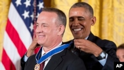 Obama aktyor Tom Henksi Azadlıq medalı ilə təltif edir