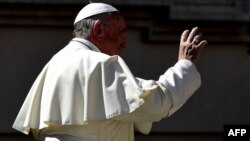 Le Pape François salue les fidèles, Place Saint-Pierre, Vatican, le 5 septembre 2018.