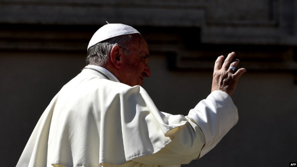 El Papa Francisco saluda a los fieles en la plaza de San Pedro, en el Vaticano, al final de su audiencia. 