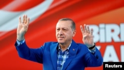 Tổng thống Thổ Nhĩ Kỳ Recep Tayyip Erdogan chào người dân tại một buổi tập hợp ở thành phố Gaziantep, Thổ Nhĩ Kỳ, ngày 28 tháng 8, 2016. 