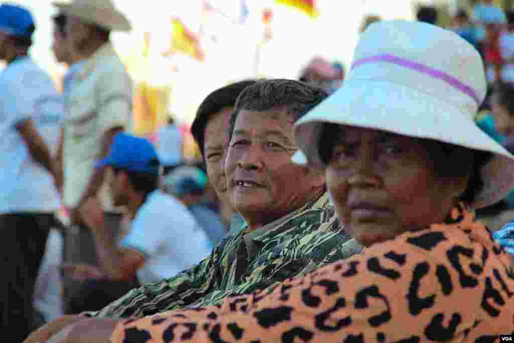 People participating in the first day of the Water Festival in Phnom Penh, Cambodia, November 5, 2014. (Nov Povleakhena/VOA Khmer) 