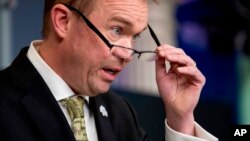 Mick Mulvaney dijo a la Associated Press en una entrevista que el muro "es una prioridad tremenda para nosotros, fue claramente el tema clave de la contienda presidencial del 2016".