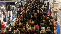 Arquivo: Multidão de consumidores no Macy's de Nova Iorque na Black Friday. Nov. 22, 2018.