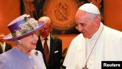 El papa Francisco y la Reina de Inglaterra conversaron en el Vaticano.