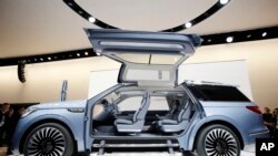 ລົດ Lincoln Navigator ທີ່ນຳມາວາງສະແດງ ໃນການສະແດງ
ລົດນາໆຊາດ ທີ່ລັດ New York, 23 ມີນາ, 2016. 