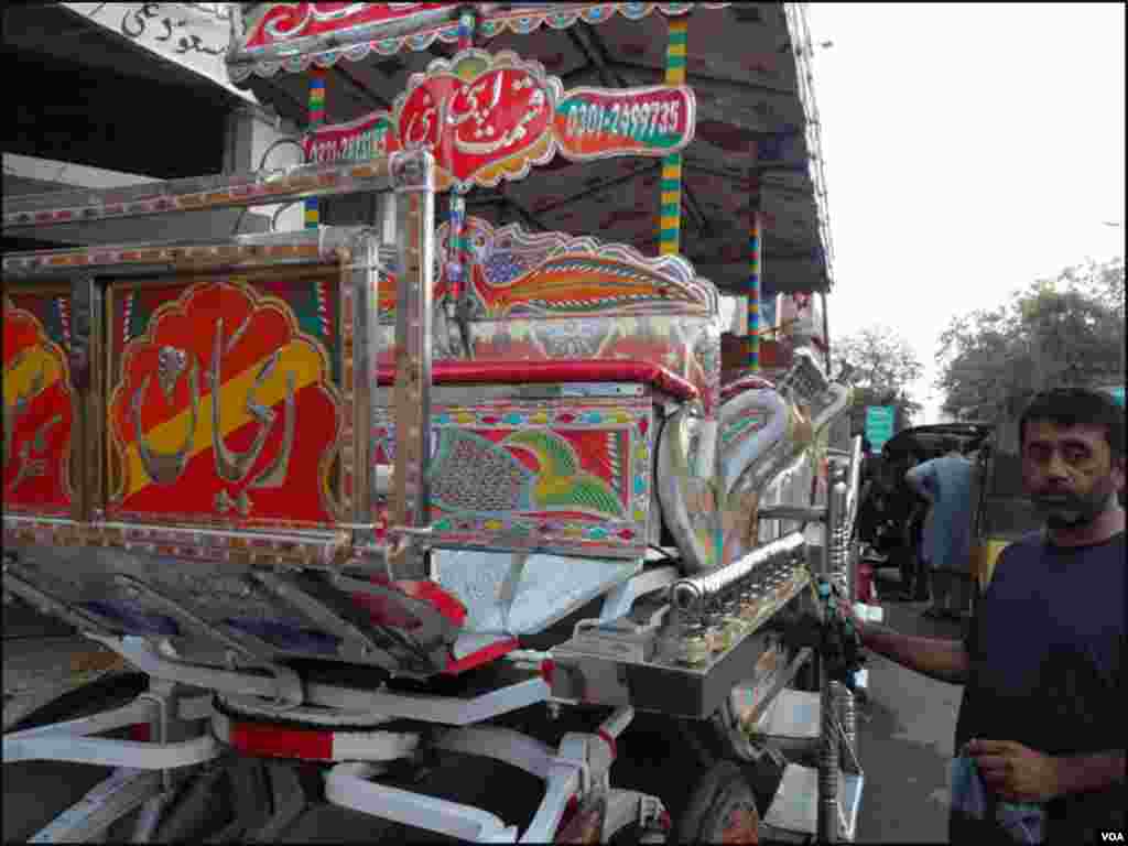 کراچی : بگھیوں کے مالکان ان گاڑیوں کے استعمال کیلئے لینےوالے گاہکوں کے انتظار میں کھڑے رہتے ہیں