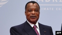 Président Denis Sassou N'Guesso (G) elongo na ministre wa yambo ya Espagne Pedro Sanchez na bokutani ya COP 25, na Madrid, 2 décembre 2019.