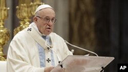 “Necesitamos aprender de las madres que el heroísmo se muestra en la entrega de uno mismo", afirmó el papa