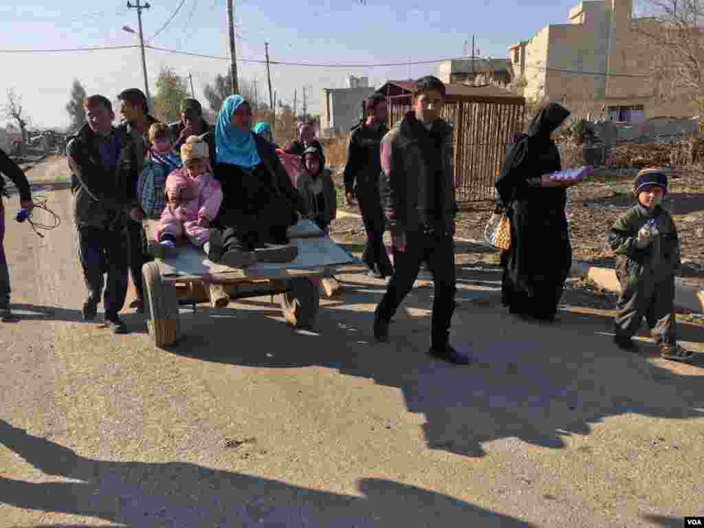 Warga sipil kembali ke rumah mereka di lingkungan Palestina di Mosul. (VOA Kurdi/Kawa Omar)