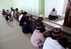 Mantan penceramah paham radikal, Khairul Ghazali (atas), memberikan ceramah di Pesantren Al Hidayah, Sei Mencirim, Sumatra Utara, 22 Juli 2017. (Foto: AP)