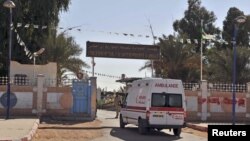 Xe cứu thương chạy vào 1 bệnh viện gần nhà máy khí nơi các con tin bị bắt cóc bởi các chiến binh Hồi giáo, Ain Amenas, 19/1/2013