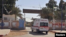 救护车驶入遭恐怖分析袭击的天然气设施附近的医院。(2013年1月19日)