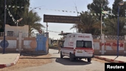 Xe cứu thương chạy vào một bệnh viện gần phu phức hợp khí đốt nơi các con tin bị bắt cóc bởi các chiến binh Hồi giáo tại Ain Amenas, ngày 19/1/2013.