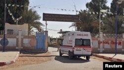 Sebuah ambulan memasuki sebuah rumah sakit yang terletak di dekat lokasi eksplorasi gas, tempat para militan menyandera sejumla warga termasuk warga asing di An Amenas, Aljazair Timur (19/1). Korban tewas dalam insiden ini diperkirakan bertambah.