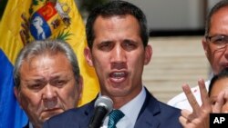 Pemimpin oposisi Venezuela Juan Guaido berbicara di Caracas (4/2).