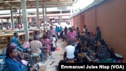 Ces couturières ayant intégré le nouvel espace commercial du marché mokolo disent ne plus réaliser les bonnes affaires dans leur nouvel emplacement, à Yaoundé, le 5 août 2017. (VOA/Emmanuel Jules Ntap)