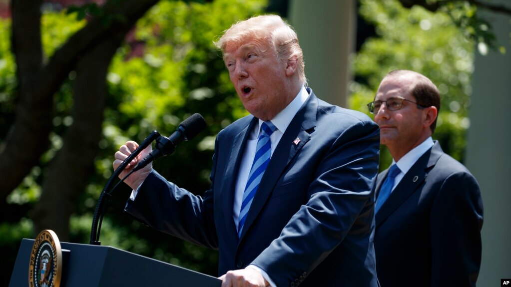 El Secretario de Salud de EE.UU., Alex Azar, junto al presidente Donald Trump en el Jardín de las Rosas de la Casa Blanca. Viernes 11 de mayo de 2018.