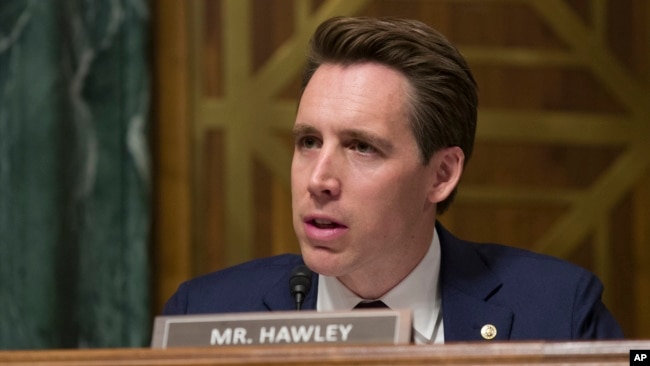 资料照:美国联邦参议员霍利(Sen. Josh Hawley, R-Mo)在参议院司法委员会听证会上进行质询。(2019年3月6日)