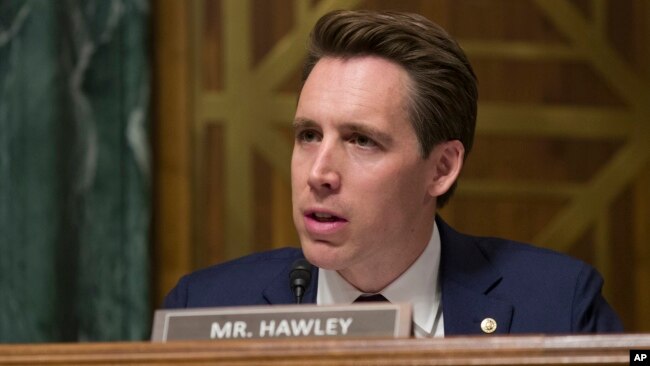 资料照片:共和党联邦参议员霍利 (Sen. Josh Hawley, R-MO)出席国会参议院司法委员会听证会(2019nian 3月6日)