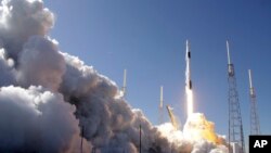 Une fusée Falcon 9 SpaceX en mission de ravitaillement vers la Station spatiale internationale décolle de Cape Canaveral, en Floride, le 5 décembre 2019.