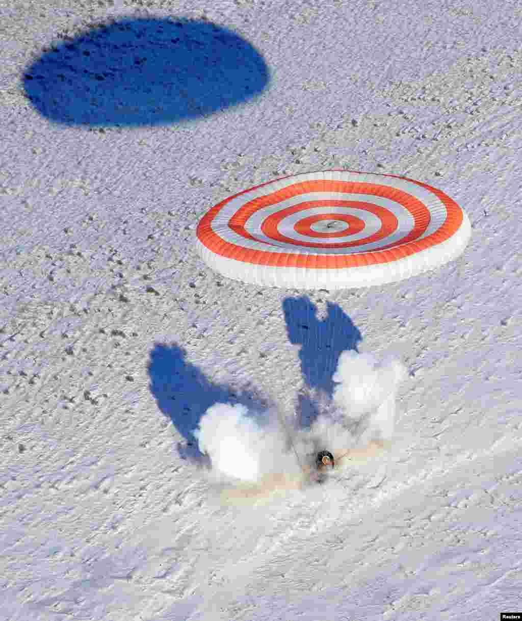 The Soyuz MS-05 capsule carrying crew members Paolo Nespoli of Italy, Sergey Ryazanskiy of Russia and American Randy Bresnik lands outside the town of Dzhezkazgan (Zhezkazgan), Kazakhstan.