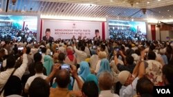 Massa Pendukung Prabowo-Sandi memenuhi acara "Mengungkap Fakta-Fakta Kecurangan Pilpres 2019" di Hotel Grand Sahid Jaya, Jakarta, Selasa (14/5) (VOA/Ghita).