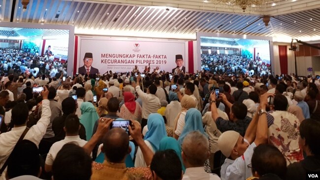 Massa Pendukung Prabowo-Sandi memenuhi acara "Mengungkap Fakta-Fakta Kecurangan Pilpres 2019" di Hotel Grand Sahid Jaya, Jakarta, Selasa (14/5) (VOA/Ghita).