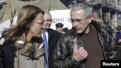 FILE - Former Russian oil tycoon Mikhail Khodorkovsky (R) and Russian opposition activist Ksenia Sobchak visit Independence Square in Kiev, March 9, 2014.