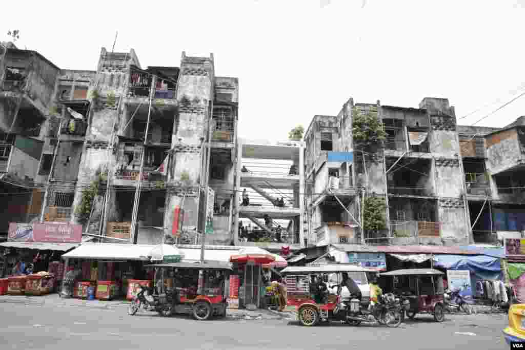 Residents of Phnom Penh's White Building move out June 6, 2017 after negotiations finished. The White Building is authorized to a Japanese development project for redevelopment. (Khan Sokummono/VOA Khmer)
