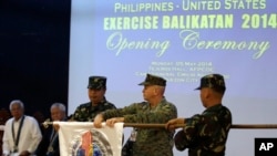 အမေရိကန် ရေတပ်ဗိုလ်မှူးကြီး John Rutherford (ဒု-ယာ) နဲ့ ဖိလစ်ပိုင်တပ်မတော် ဗိုလ်ချုပ် Emeraldo Magnaye (တ-ယာ) တို့အား ပူးတွဲစစ်ရေးလေ့ကျင့်ခန်းဖွင့်ပွဲတွင်တွေ့ရစဉ်။ (မေ ၅၊၂၀၁၄)