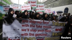 Muslim demonstrators hold banners during a protest in front of the U.S. embassy in Bangkok September 18, 2012. Demonstrators staged a peaceful protest against the anti-Islam film on Tuesday.