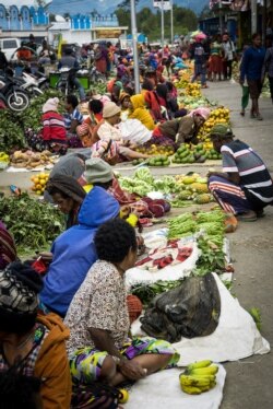 Para pedagangan di Pasar Wamena, Papua (VOA/Alam Burhanan).