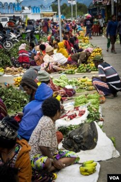 Para pedagangan di Pasar Wamena, Papua (VOA/Alam Burhanan).