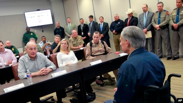 El secretario de Seguridad Nacional John Kelly, habla con el gobernador de Texas, Greg Abbott, justo antes de una reunión informativa sobre seguridad fronteriza la sede regional del Departamento de Seguridad Pública de Texas en Weslaco, Texas. El secretario Kelly y Abbott recorrieron la frontera de Texas con México en un helicóptero después de la reunión informativa.