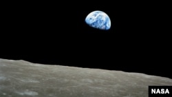 24 Aralık 1968'de Apollo 8 astronotlarının Ay yörüngesinden çektiği Dünya fotoğrafı