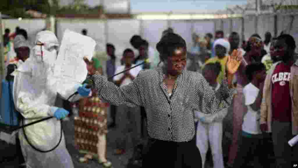 Cette femme, déclarée guérie d&rsquo;Ebola, rend grâce à Dieu après avoir été libérée de la clinique de traitement d&rsquo;Ebola à Monrovia, Liberia. Elle devra cependant être acceptée à nouveau dans sa communauté. Le 30 septembre 2014. (AP Photo/Jerome Delay) 