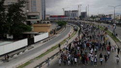 Des manifestants bloquent une route à Lagos, au Nigeria, le mardi 13 octobre 2020. (AP Photo/Sunday Alamba)