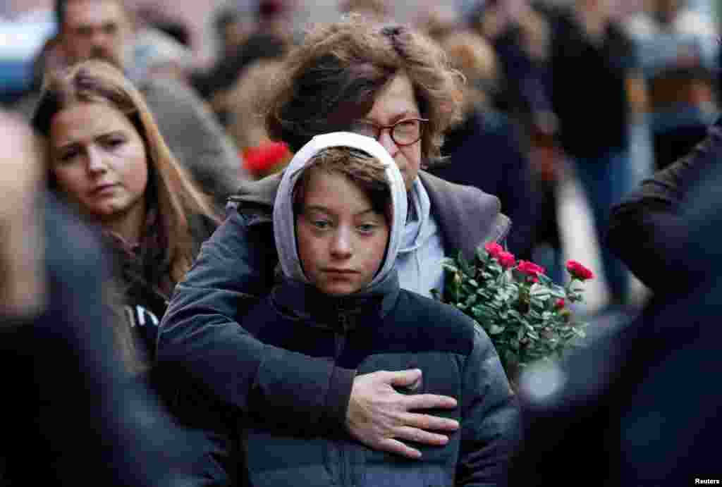 독일 할레의 유대교회당 인근에서 발생한 총기사건 희생자들을 추모하기 위해 시민들이 모였다.