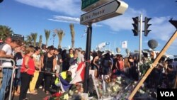 People lay flowers and mementos in honor of the Bastille Day truck attack victims, July 15, 2016. (Photo: VOA Persian Service)