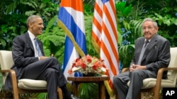Presiden AS Barack Obama (kiri) bertemu Presiden Kuba Raul Castro di Havana, Kuba hari Senin (21/3).