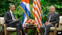 쿠바를 방문 중인 바락 오바마 미국 대통령(왼쪽)이 21일 아바나 혁명궁전에서 라울 카스트로 쿠바 국가평의회 의장과 정상회담을 가졌다.