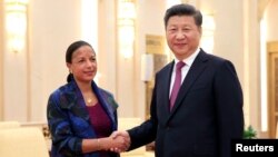 수전 라이스(왼쪽) 미 백악관 국가안보보좌관과 시진핑 중국 국가주석이 25일 중국 베이징 인민대회당에서 회담에 앞서 악수하고 있다. 